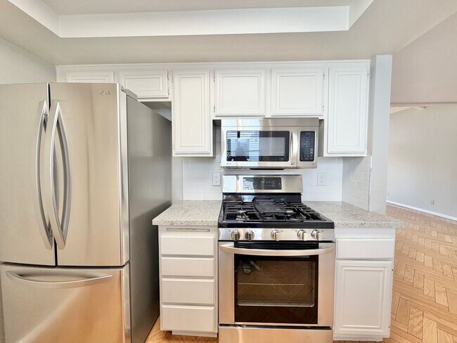Building Photo - AVAILABLE NOW!! 3 Bedroom 2 Bathroom Condo in Palm Springs! MOVE IN SPECIAL! 50% OFF ONE MONTHS RENT