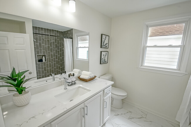 Guest Bathroom - 3444 Toledano St