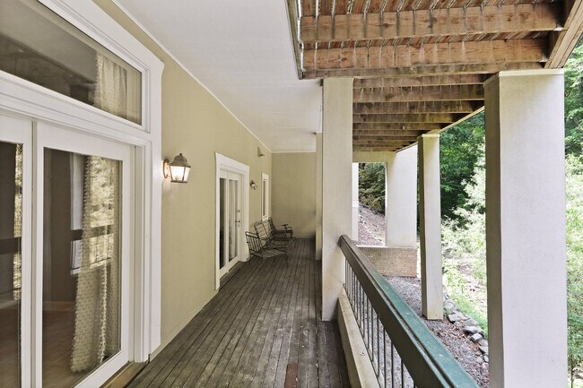 Building Photo - EXQUISITE VININGS/SMYRNA 3B/3.5BA W/ ELEVA...