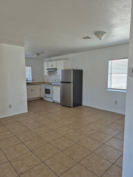 Building Photo - 2504 E Mobile Ln