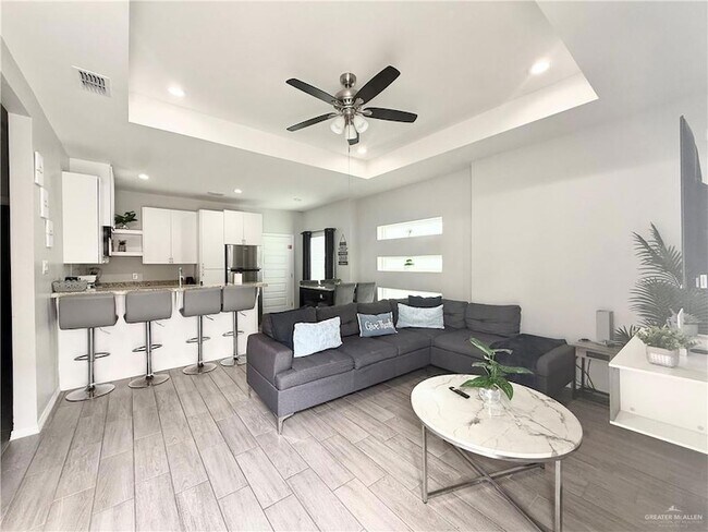 Building Photo - 1303 W Heritage Dr