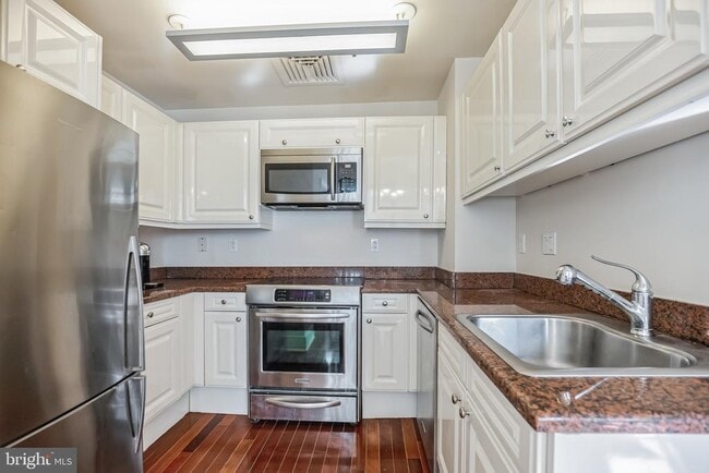 Building Photo - 1500 Chestnut St