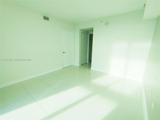 Building Photo - 1871 NW S River Dr