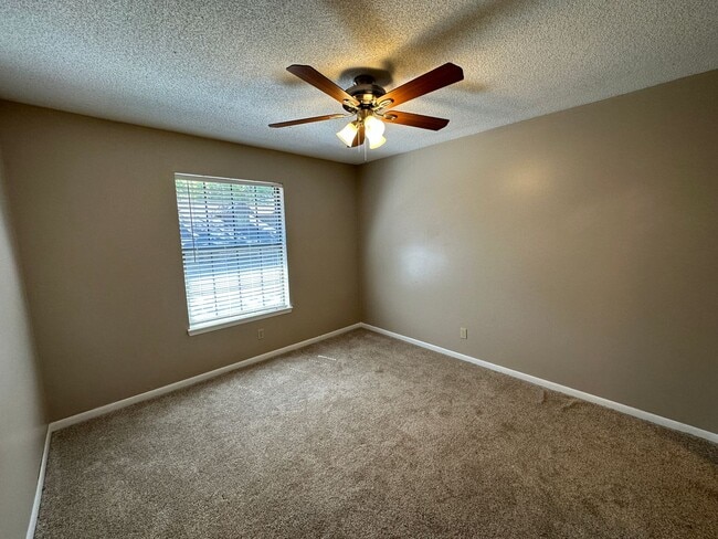 Building Photo - 2 bedroom 2 bath condo w/ balcony & garage available for rent in Mill Ridge!