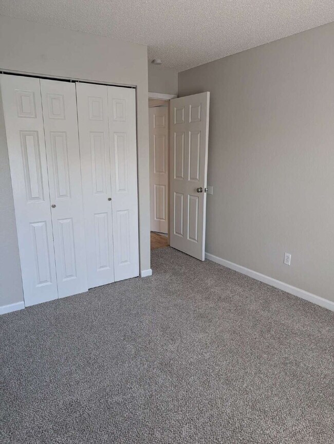 Building Photo - "Charming 2-Bed, 2-Bath Condo in Englewood...