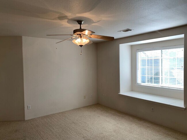 Building Photo - 640 Shadow Way