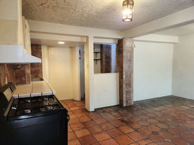 Building Photo - Charming 2-bedroom, 1-bath home available ...