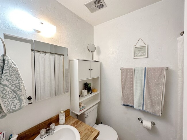 Building Photo - Oak Village - Beautiful 2 Bedroom, 1 Bathroom Townhome