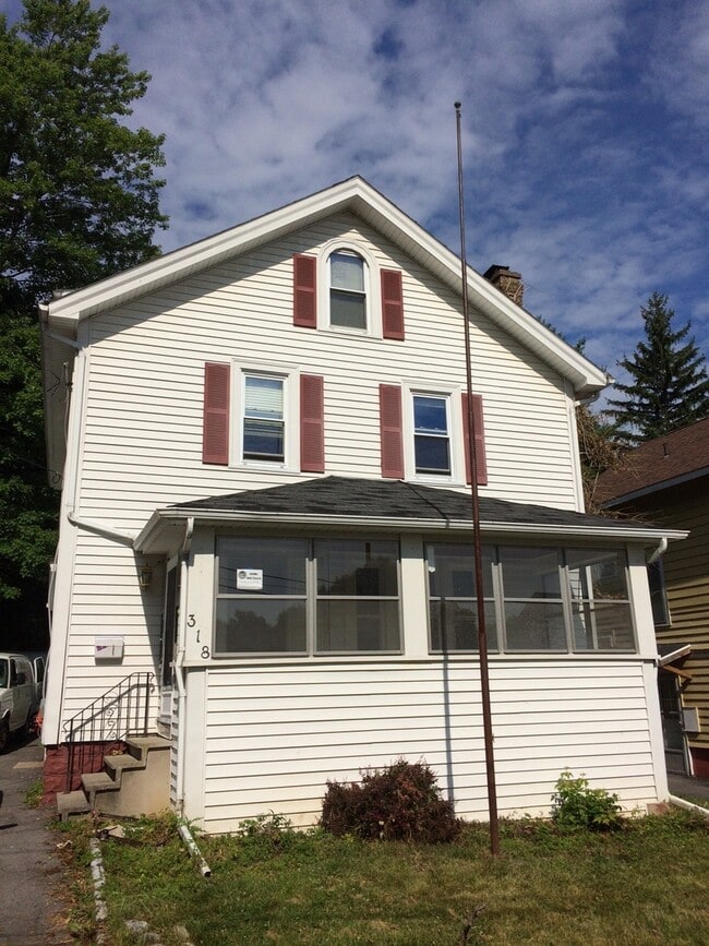 Building Photo - Spacious 4BR 2 Bath Colonial