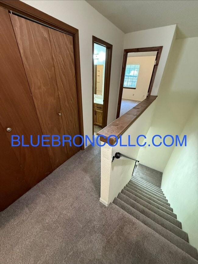 Building Photo - Spacious 2 Bedroom unit for a great price!