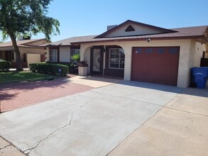 Building Photo - 5025 W Vernon Ave