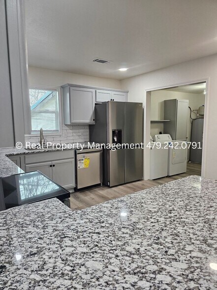 Building Photo - 407 Hemlock St