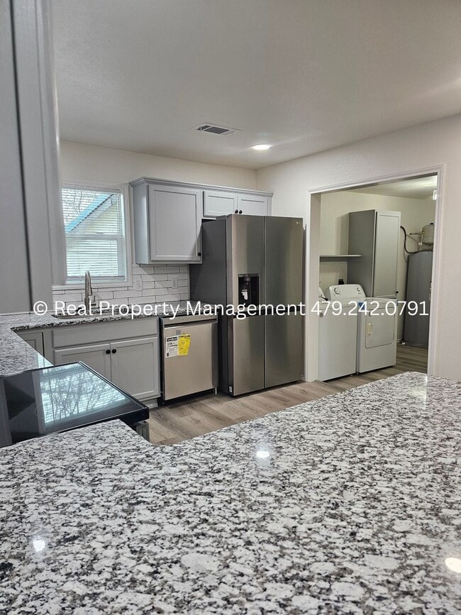 Building Photo - 407 Hemlock St