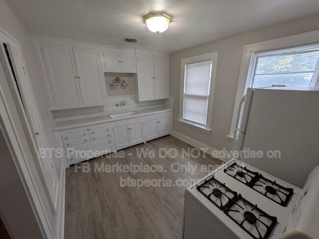 Building Photo - 1532 W Barker Ave