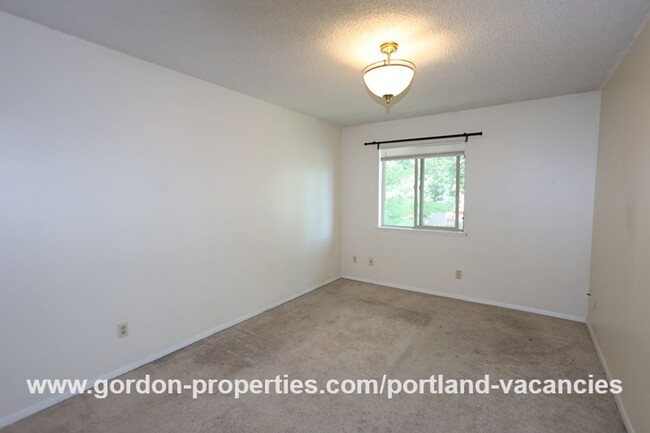 Building Photo - $1,395.00 - NE Fremont St - 2 bedroom cond...