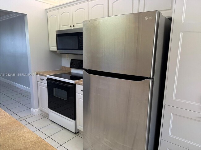 Building Photo - 185 Lakeview Dr