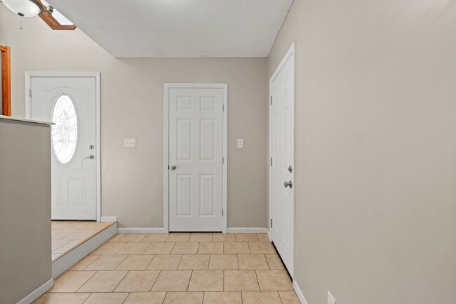Building Photo - Charming 3-Bedroom Home with Spacious Layo...