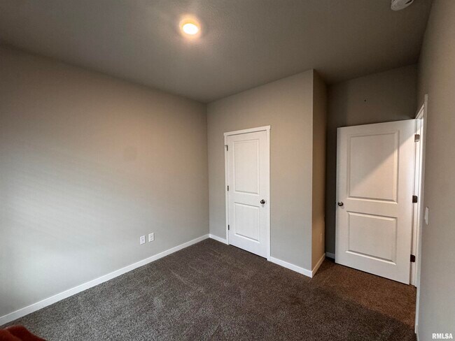 Building Photo - 709 E Bear Dr