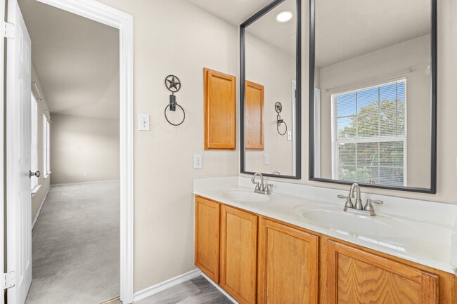 Building Photo - 511 Shannon Rose