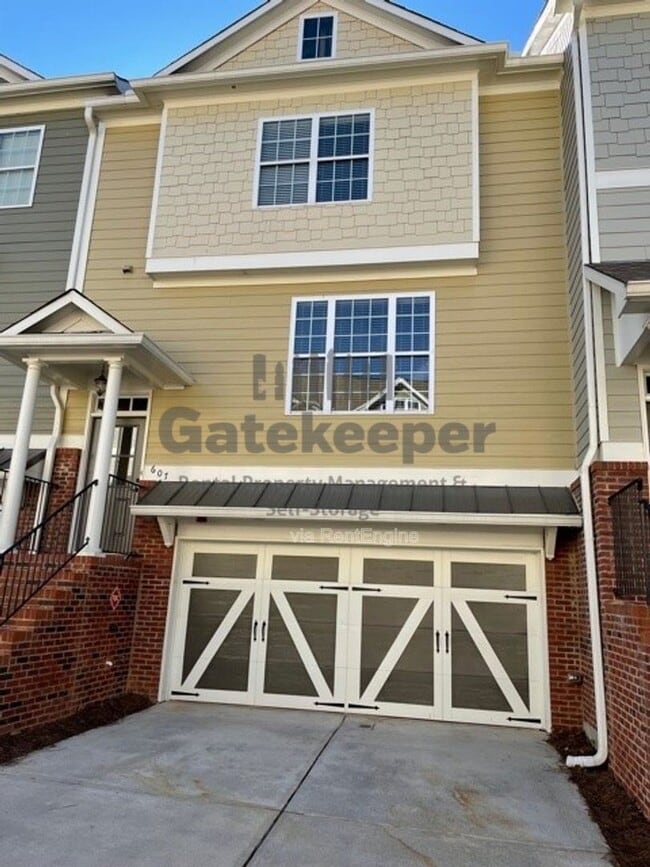Building Photo - 607 Lexington Village