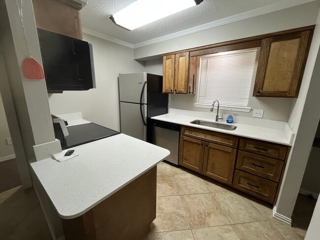 Building Photo - 228 E Circle Dr