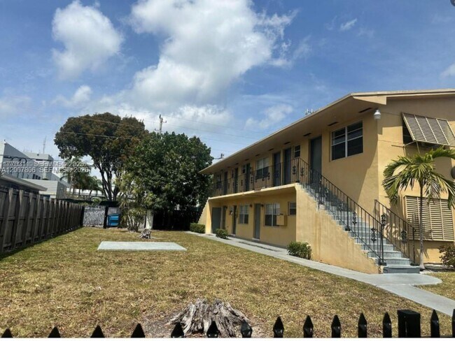 Building Photo - 1931 NE 168th St