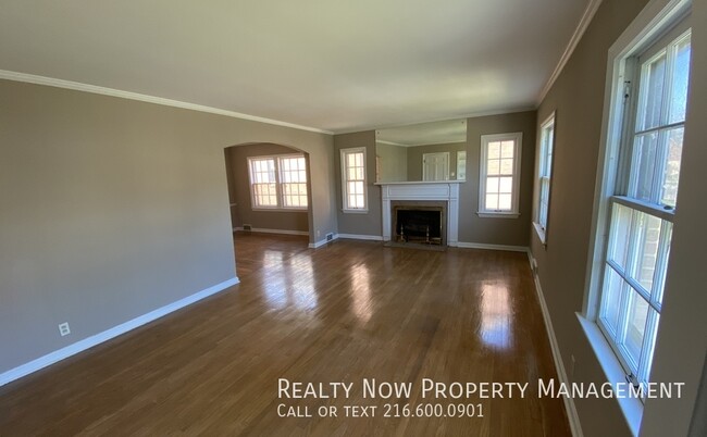 Building Photo - Shaker Heights 4 bed 2 bath UP