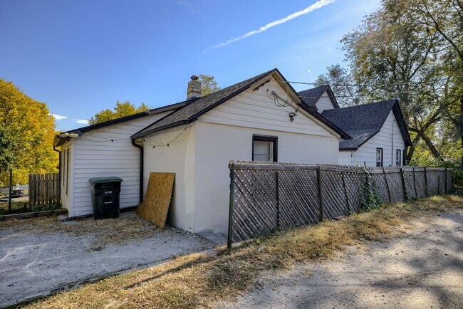 Building Photo - Cozy 2 Bedroom With Fenced Yard & Parking, Minutes from Old Market!!