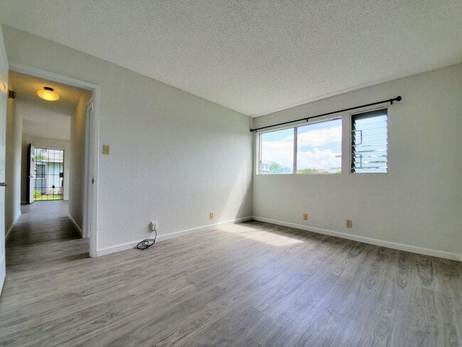 Building Photo - Rarely available! Upgraded ground floor 2b...