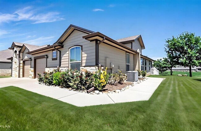 Building Photo - 711 Rolling Oak Dr