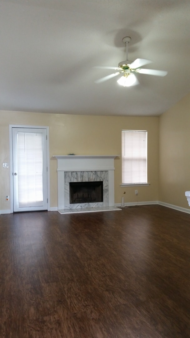 Building Photo - MOVE IN TODAY!  Large 4 bed 2 bath with bo...