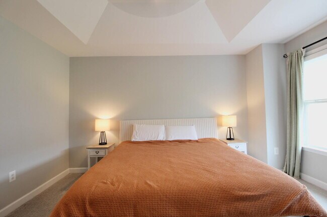 Building Photo - "Impressive 3-Bed Townhouse with Fenced in...