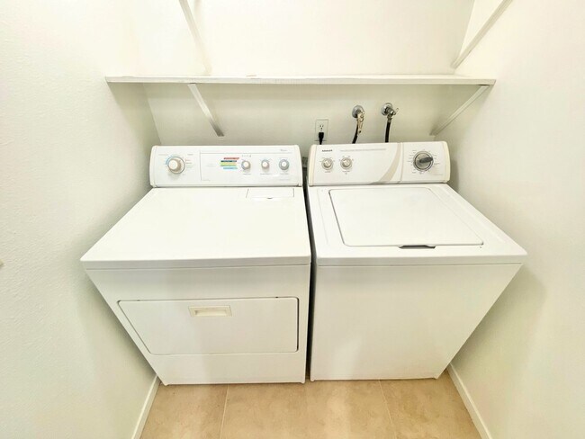 Building Photo - BEAUTIFUL 2 BED 2 BATH SECOND FLOOR CENTRAL LAS VEGAS CONDO