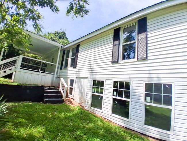 Building Photo - Inviting 2-Bedroom, 1-Bath Home in a Prime...