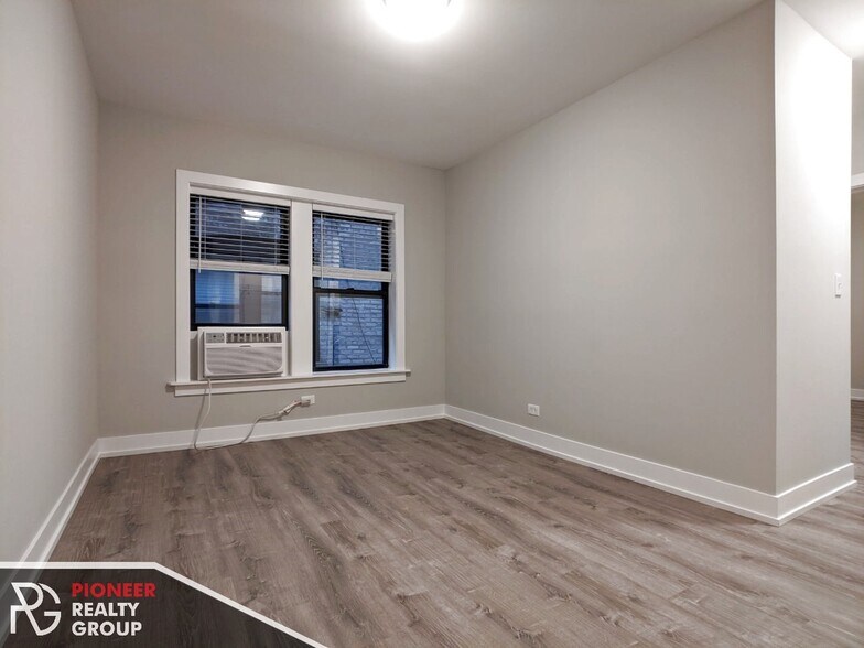 Building Photo - 711 W Brompton Ave