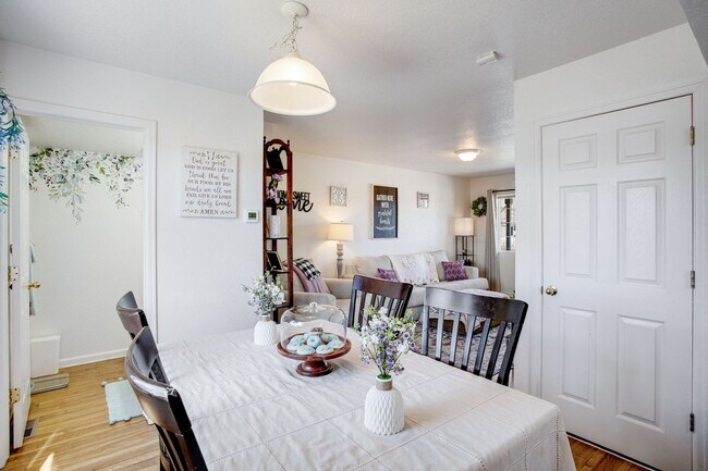 Building Photo - 3 bedroom, 1.5 Bath Townhome, Available Early June!