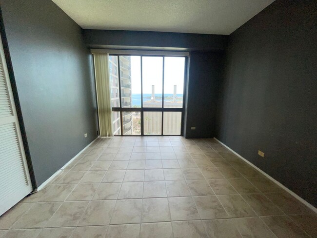 Building Photo - Available now! 2 bedroom 2 bathroom in dow...