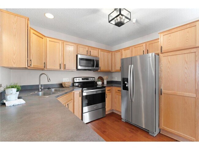 Building Photo - Sparkling Like-New 3 Bedroom Plus Office/L...