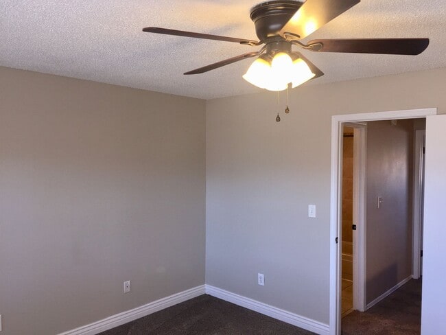 Building Photo - 8084 Lexington Park Dr
