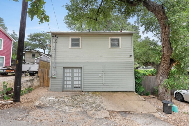 Building Photo - 706 1/2 E 53rd 1/2 St