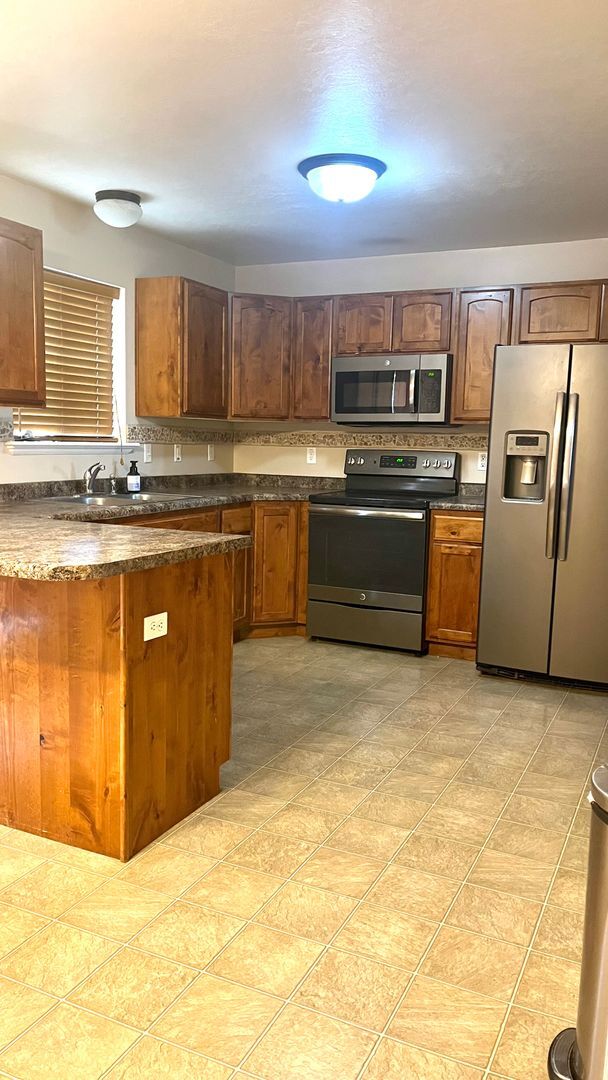 Building Photo - 6 Bedroom/3 Bathroom House in Eagle Mountain