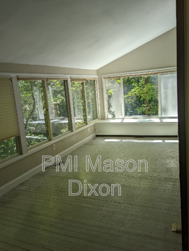 Building Photo - 944 Fern Trail