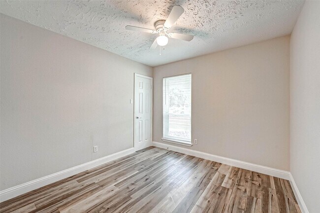 Building Photo - 6802 Glenray Dr