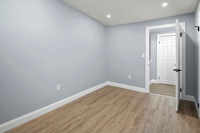 Building Photo - Beautifully renovated 3BR/3.5BA in Upper F...