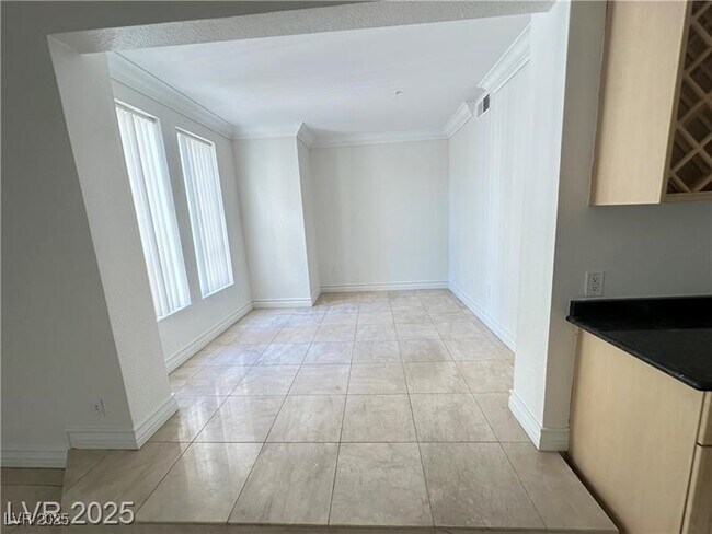 Building Photo - 270 E Flamingo Rd