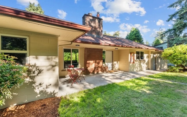 Building Photo - 6930 SW Brier Pl