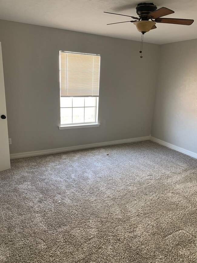 Building Photo - 3/2/2 Fence yard Great location LISD