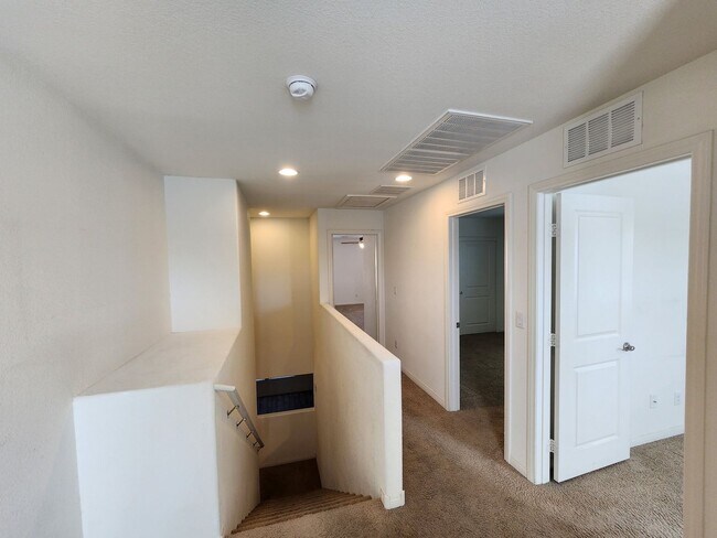 Building Photo - Lovely Two Story Home in Mountain Edge Community