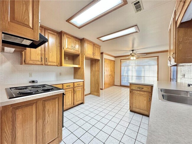 Building Photo - 742 E Birwin St