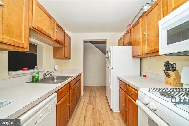 Building Photo - 6520 Lake Park Dr